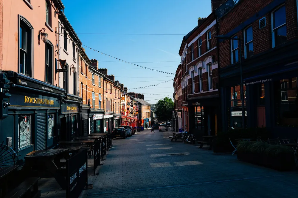 Rue pittoresque de Birmingham bordée de bâtiments colorés sous ciel bleu