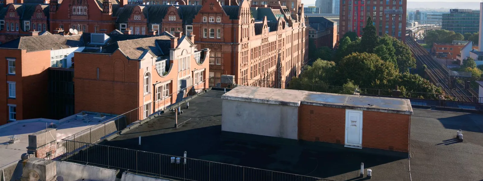 Vue aérienne de Birmingham mêlant bâtiments historiques et architecture moderne