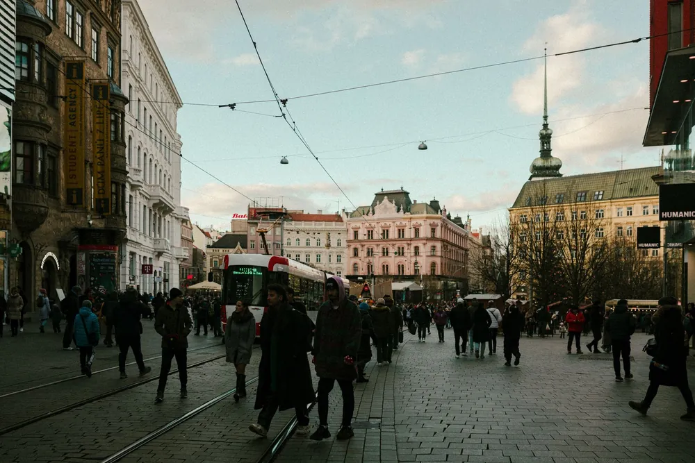 Rue animée de Brno bordée de bâtiments historiques et fréquentée par les passants