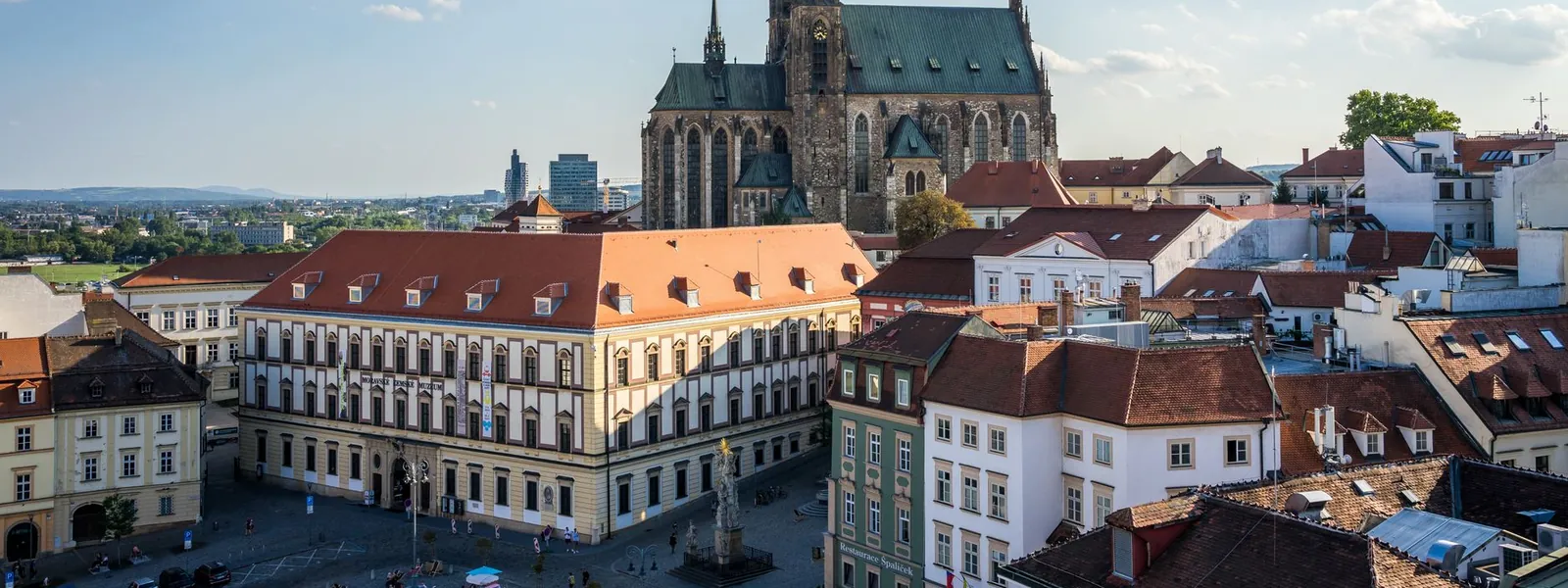 Vue aérienne de Brno et de sa cathédrale Saints-Pierre-et-Paul sous un ciel clair