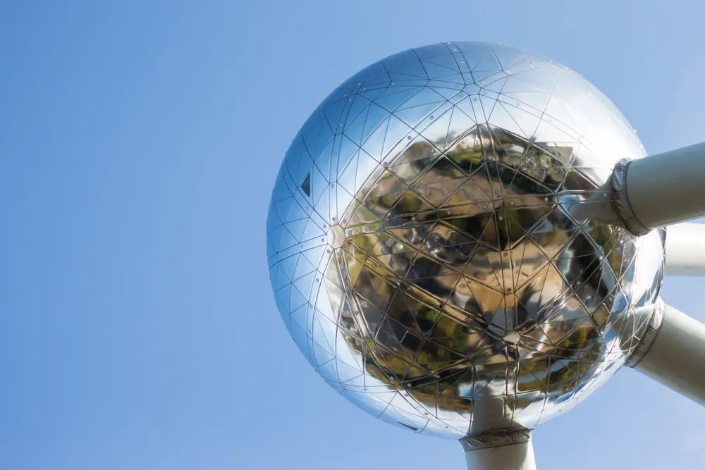 Structure métallique de l'Atomium se détachant sur un ciel bleu à Bruxelles