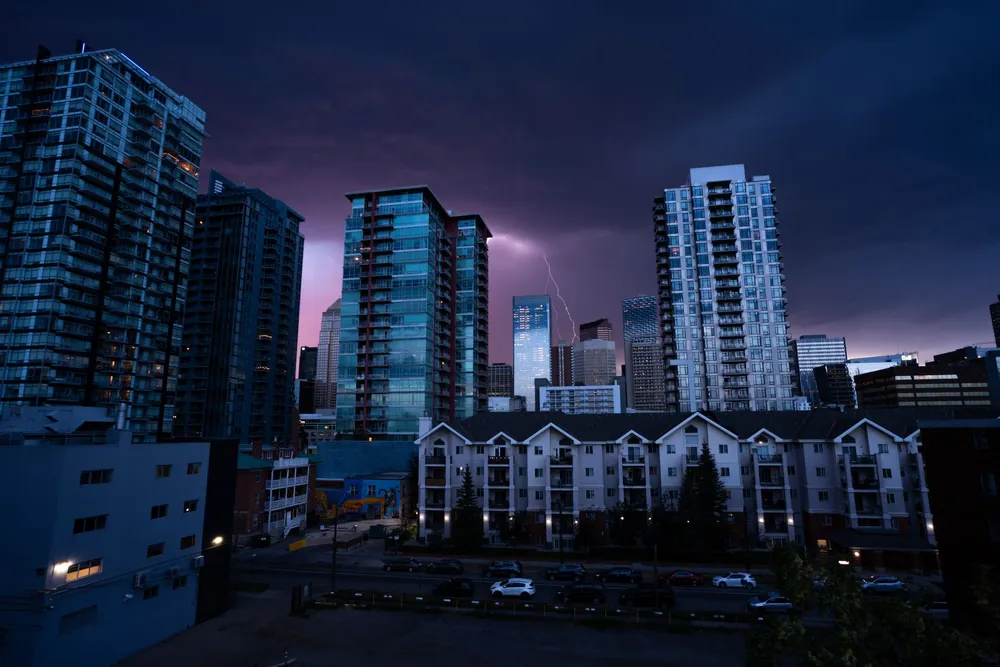 Ciel nocturne éclairé par un éclair au-dessus des immeubles de Calgary