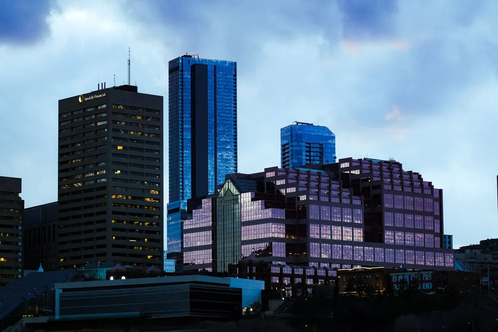 Façades vitrées des gratte-ciels de Calgary reflétant la lumière du crépuscule