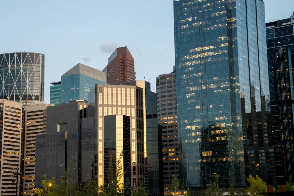 Quartier d'affaires de Calgary avec ses tours modernes au coucher du soleil