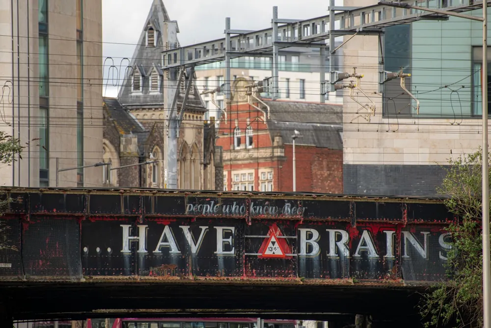 Pont ferroviaire historique de Cardiff entouré de bâtiments urbains