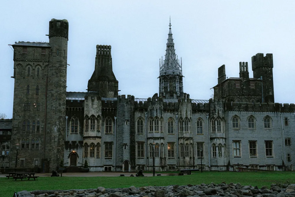 Château de Cardiff et son architecture gothique éclairés au crépuscule