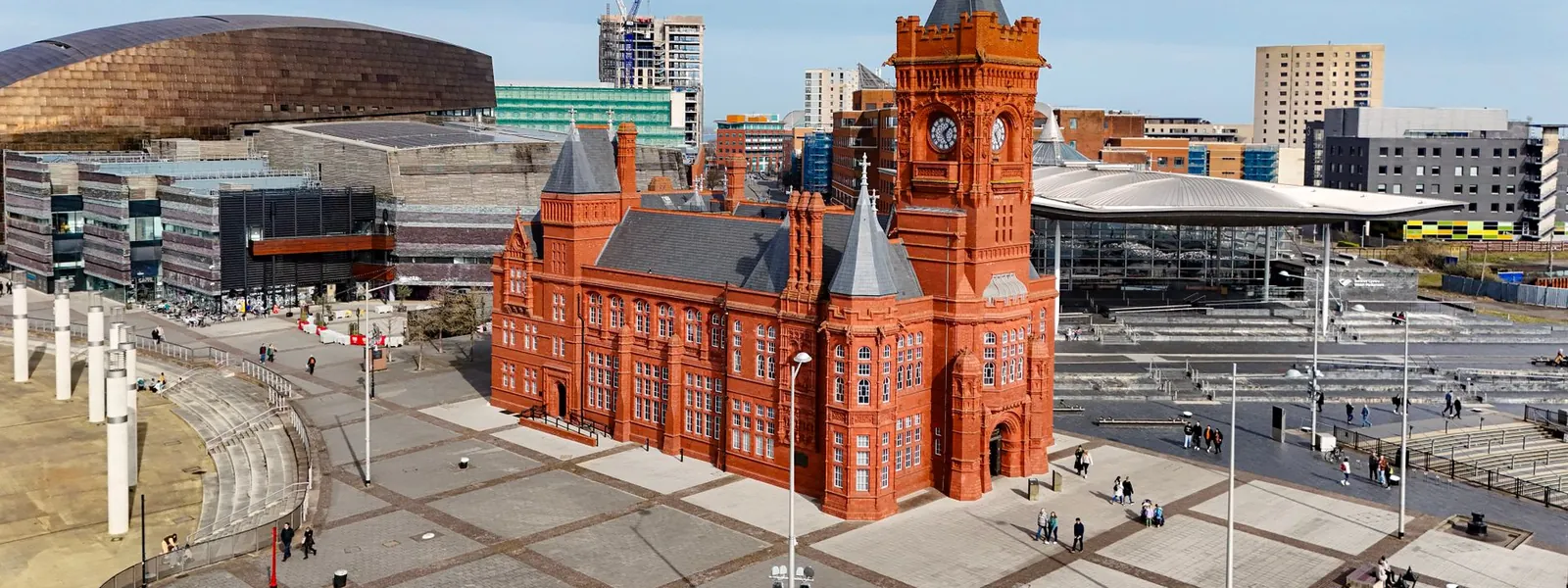 Bâtiment historique en briques rouges du Pierhead dans la baie de Cardiff