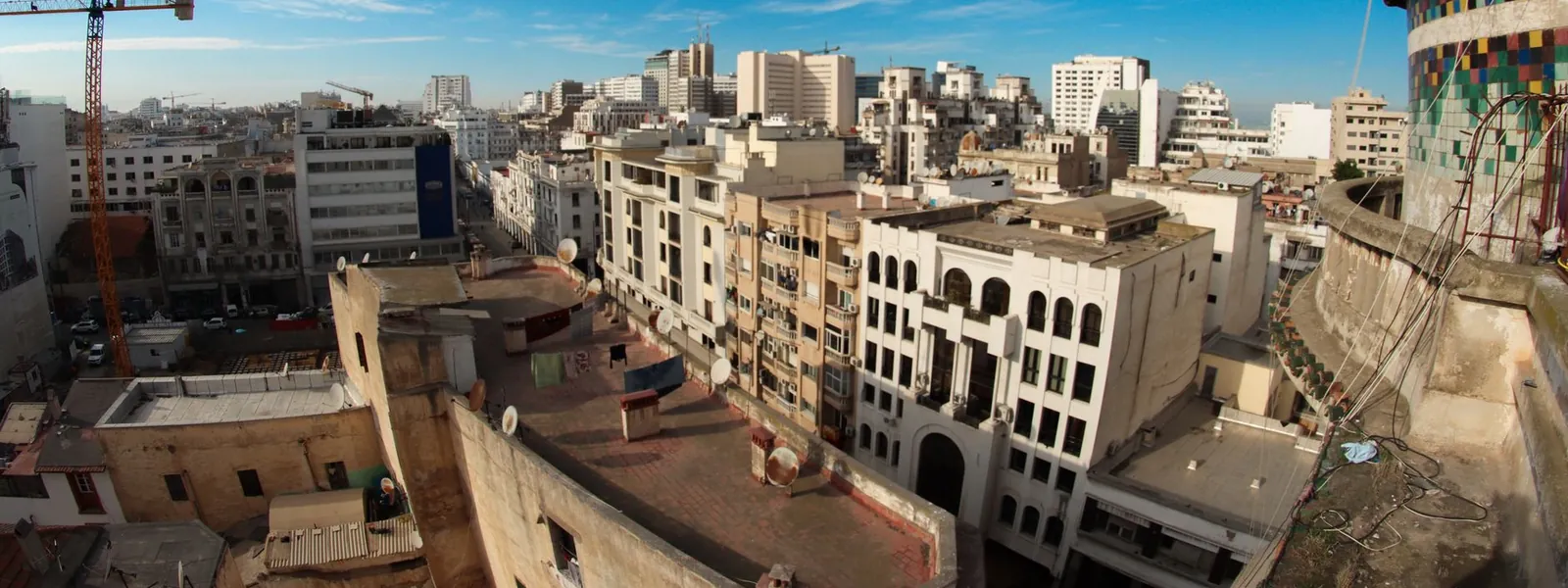 Vue en hauteur sur le paysage urbain de Casablanca sous ciel bleu