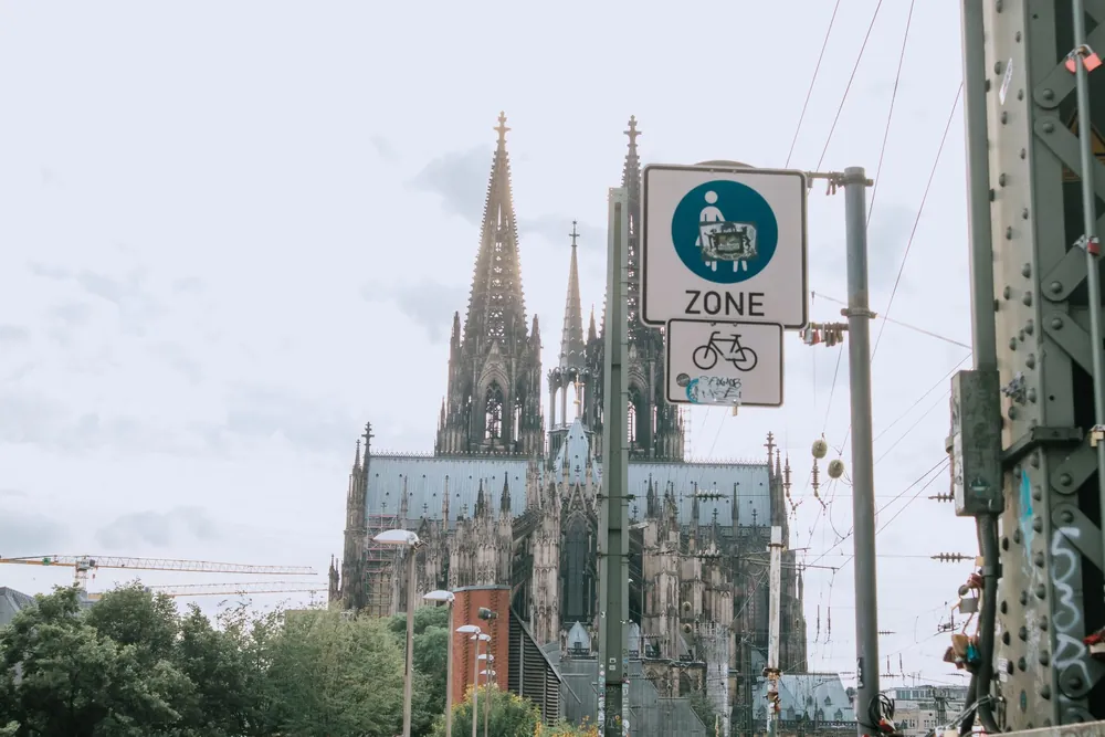 Cathédrale de Cologne dominant un carrefour animé de la ville