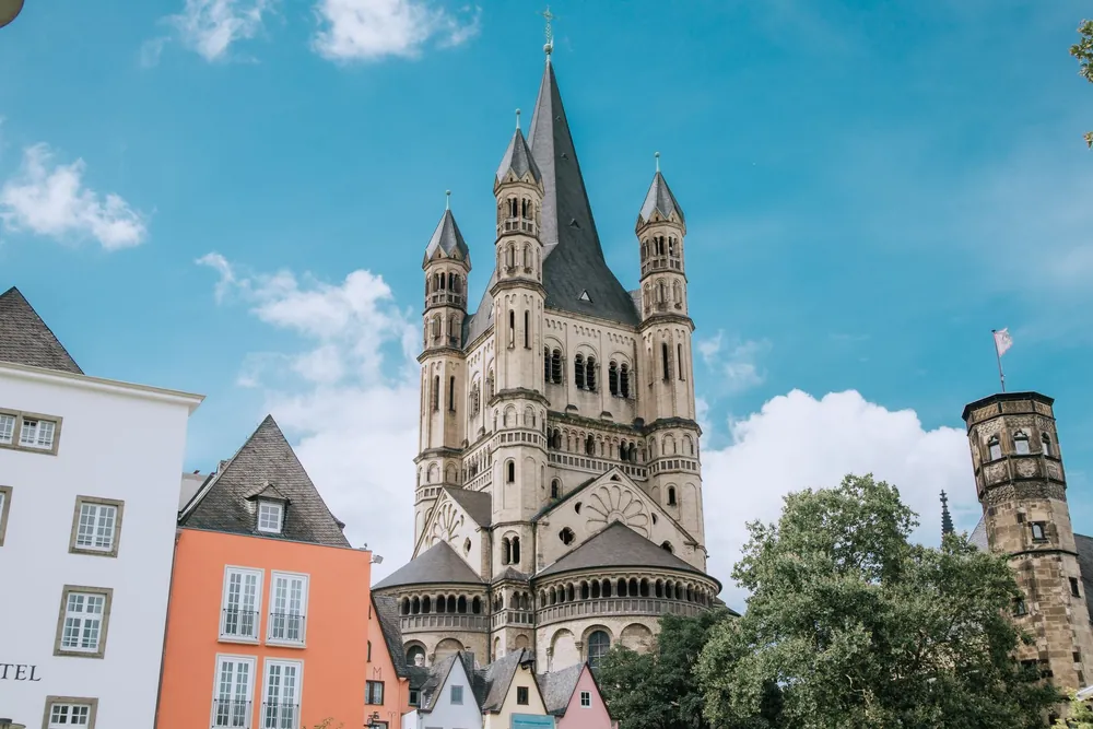 Église néogothique de Cologne sous un ciel bleu vif