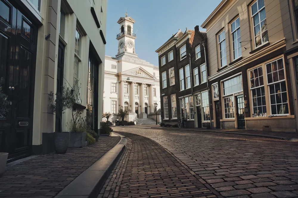 Rue historique avec un bâtiment remarquable typique des Pays-Bas près d'Eindhoven