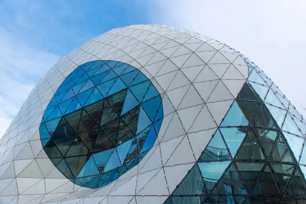 Dôme moderne aux motifs géométriques en verre illustrant l'architecture d'Eindhoven