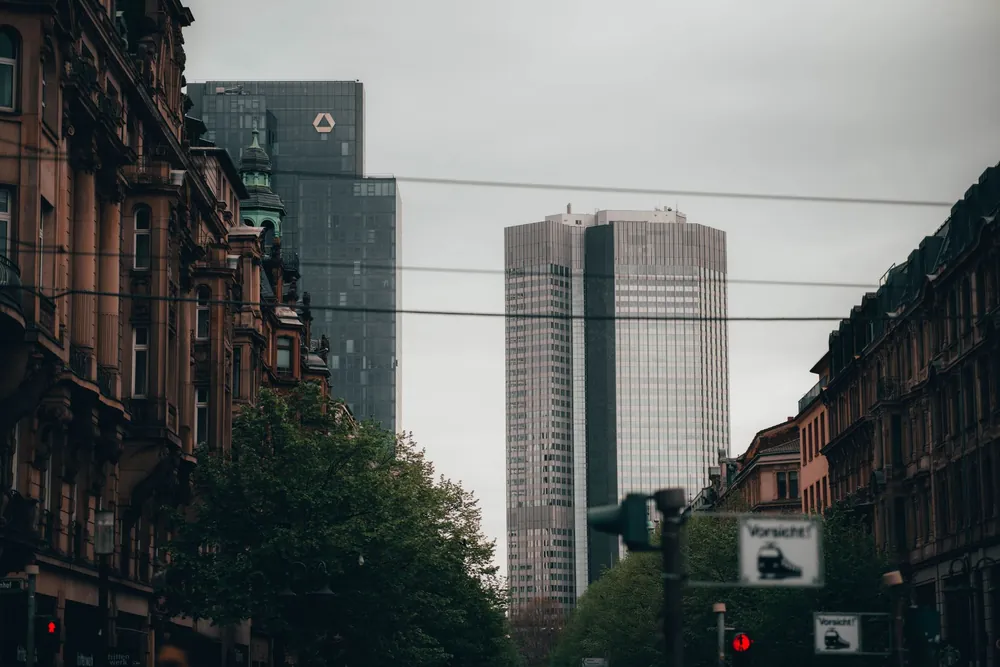Immeubles historiques et tours modernes composant le paysage urbain de Francfort