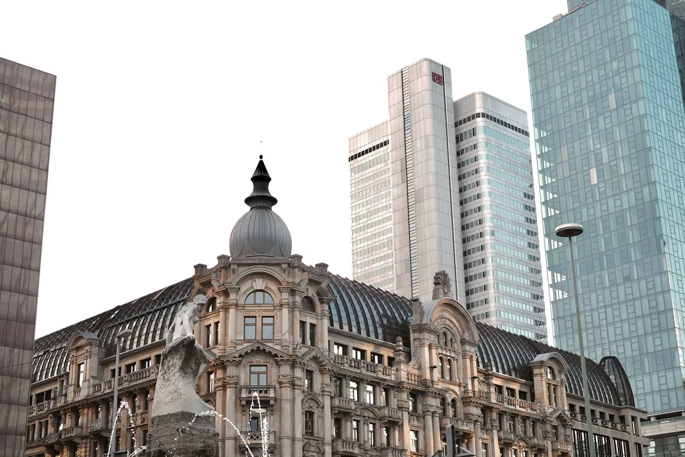 Mélange de bâtiments anciens et modernes formant le skyline de Francfort