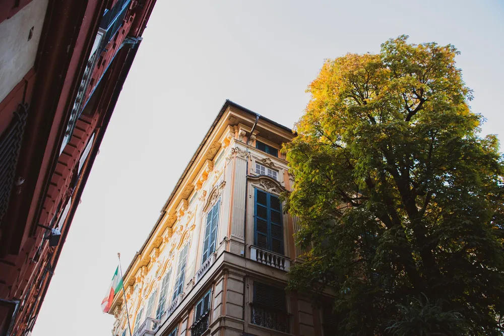 Façade néoclassique ornée du drapeau italien dans les rues de Gênes