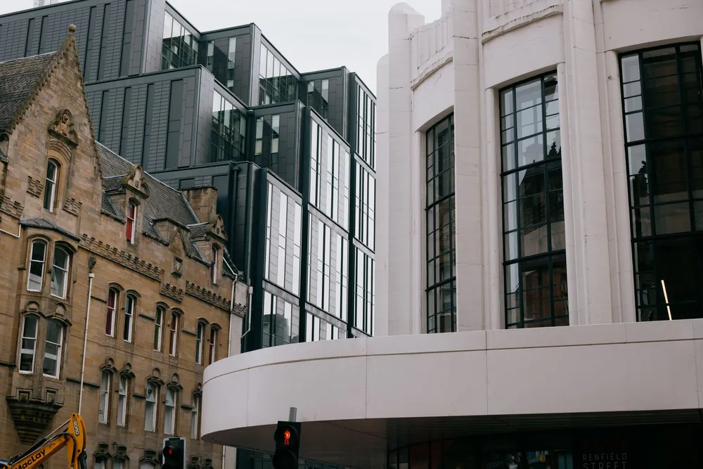 Architecture victorienne et bâtiments modernes coexistant dans les rues de Glasgow