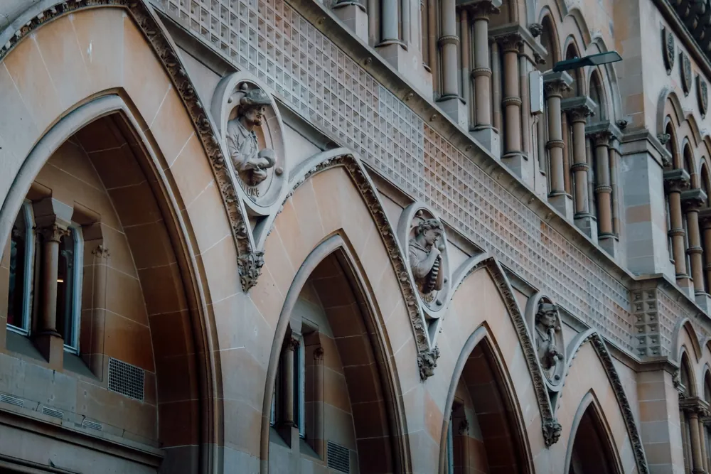 Façade ornée illustrant le style architectural historique de Glasgow