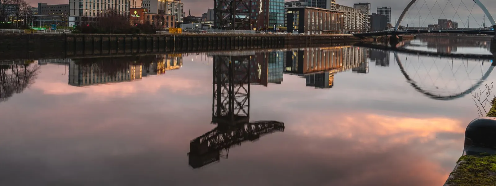 Rivière Clyde et bâtiments emblématiques de Glasgow au coucher du soleil