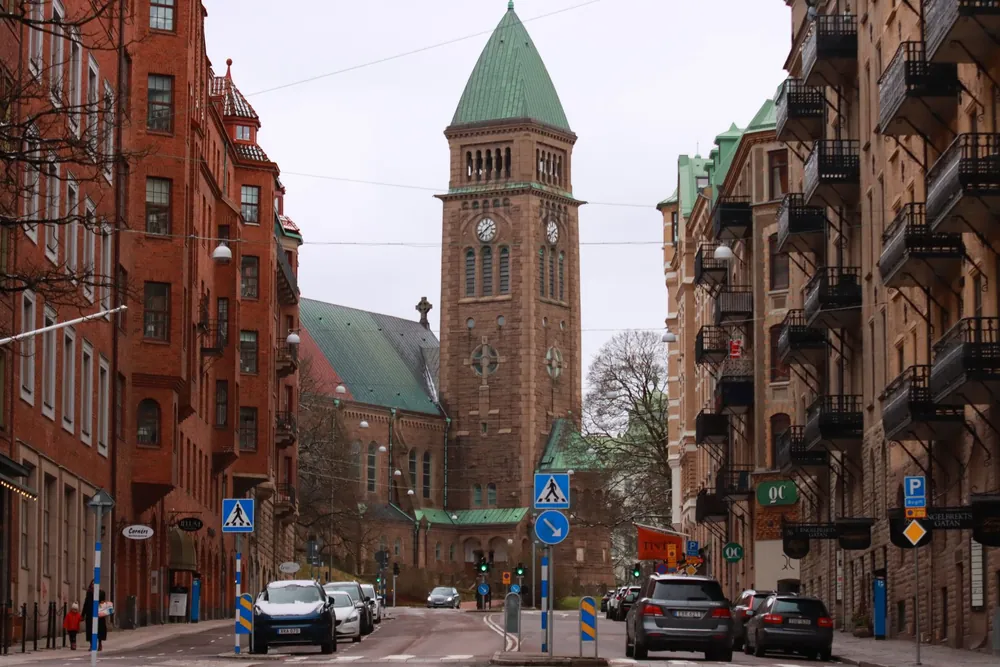 Rue urbaine de Göteborg avec l'église Vasakyrkan en arrière-plan