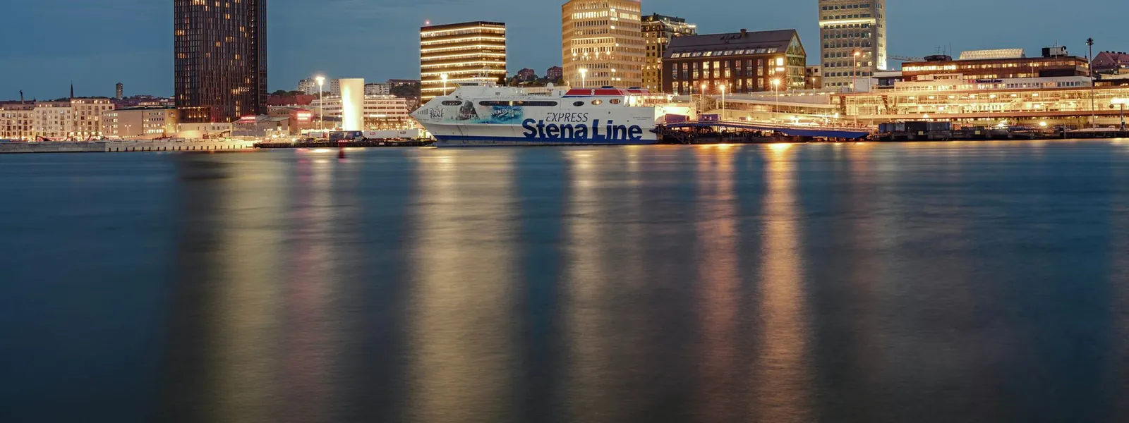 Skyline de Göteborg au soir avec un ferry se reflétant dans l'eau