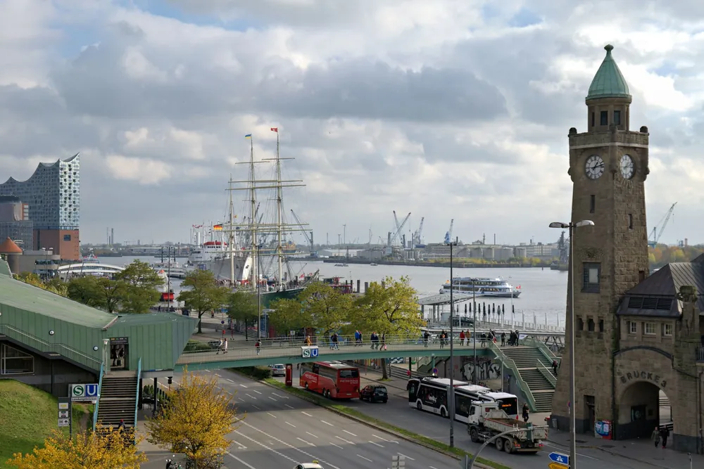 Port de Hambourg animé avec l'Elbphilharmonie et de vieux bateaux