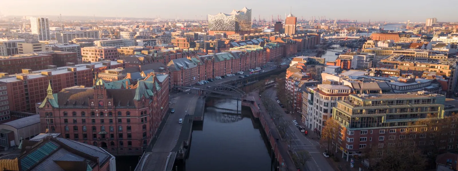 Vue aérienne du quartier historique de la Speicherstadt à Hambourg