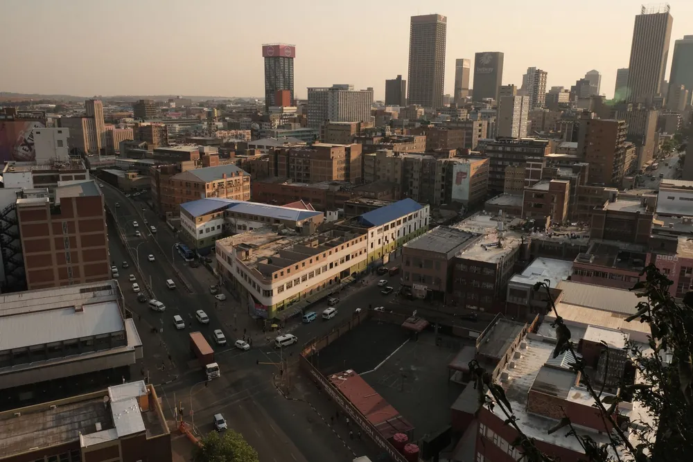 Panorama urbain de Johannesburg éclairé par la lumière du soir