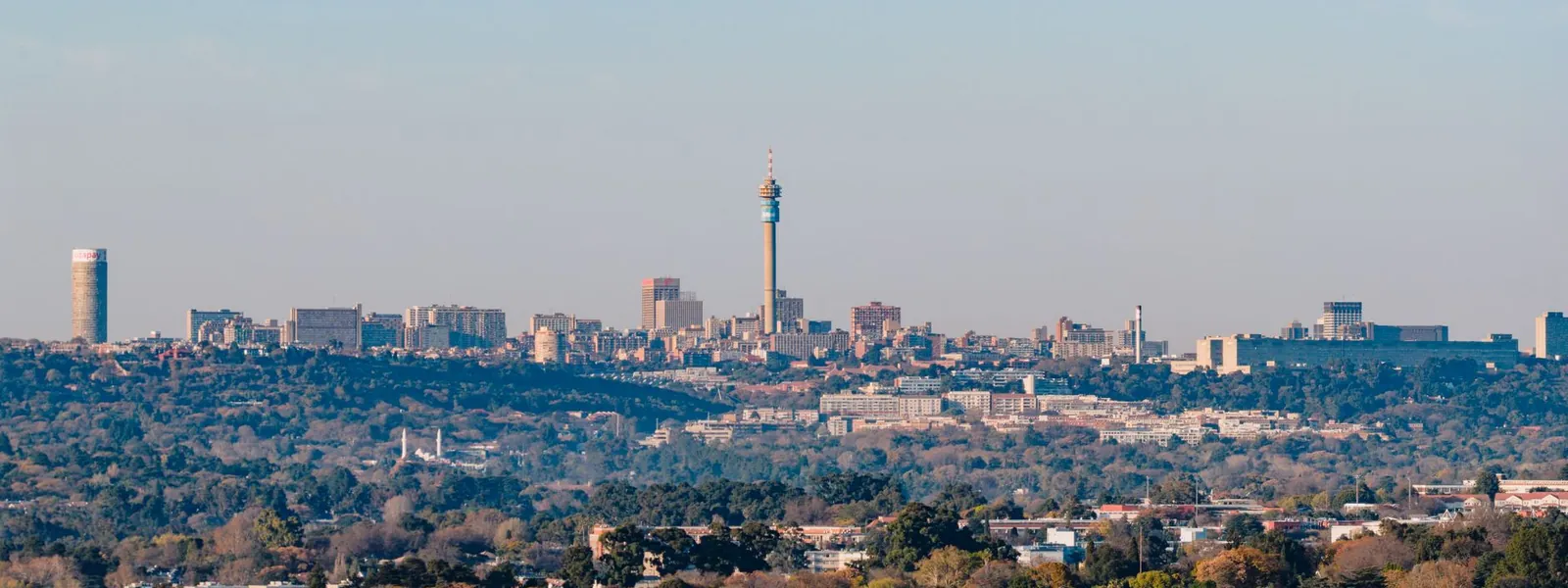 Skyline de Johannesburg avec la tour Hillbrow sous un ciel dégagé