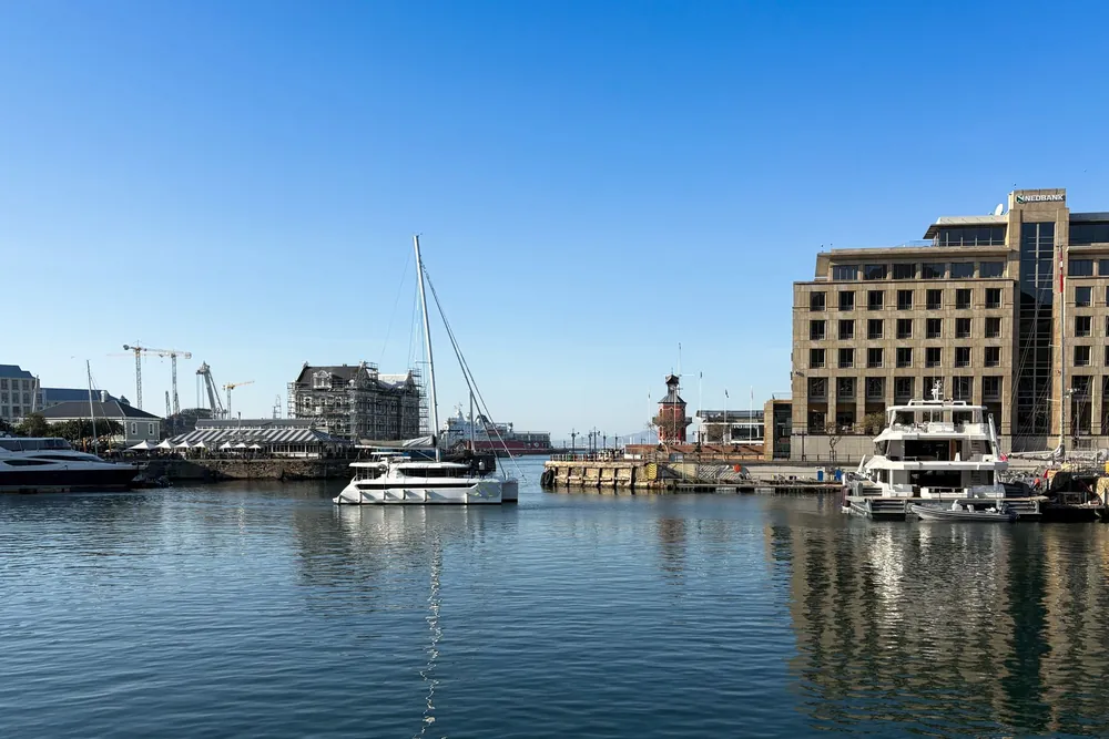Marina du Cap avec bateaux et bâtiments modernes sous ciel bleu