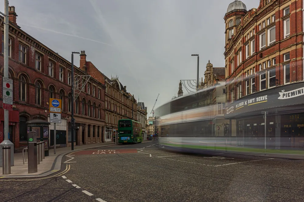Mouvement urbain saisi en pose longue dans le centre-ville de Leeds
