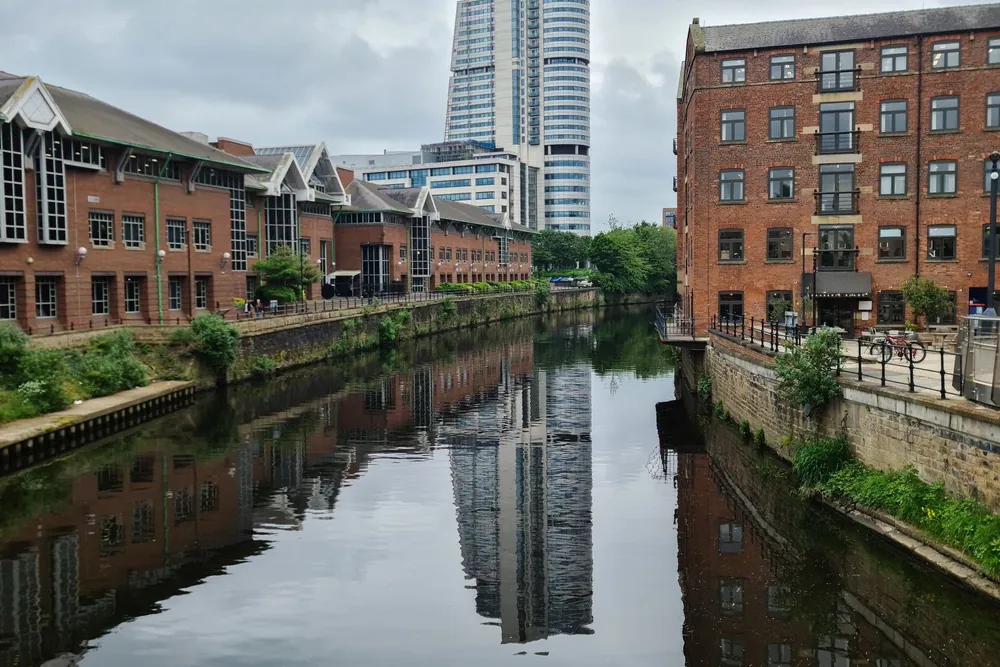 Skyline de Leeds mêlant architecture historique et moderne le long du canal
