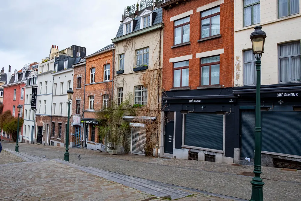 Rue pavée bordée de maisons anciennes typiques d'une ville européenne
