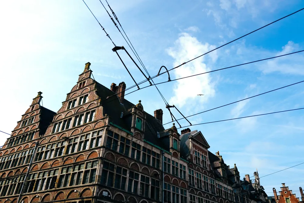 Toit en briques à pignon sous un ciel bleu dégagé à Liège