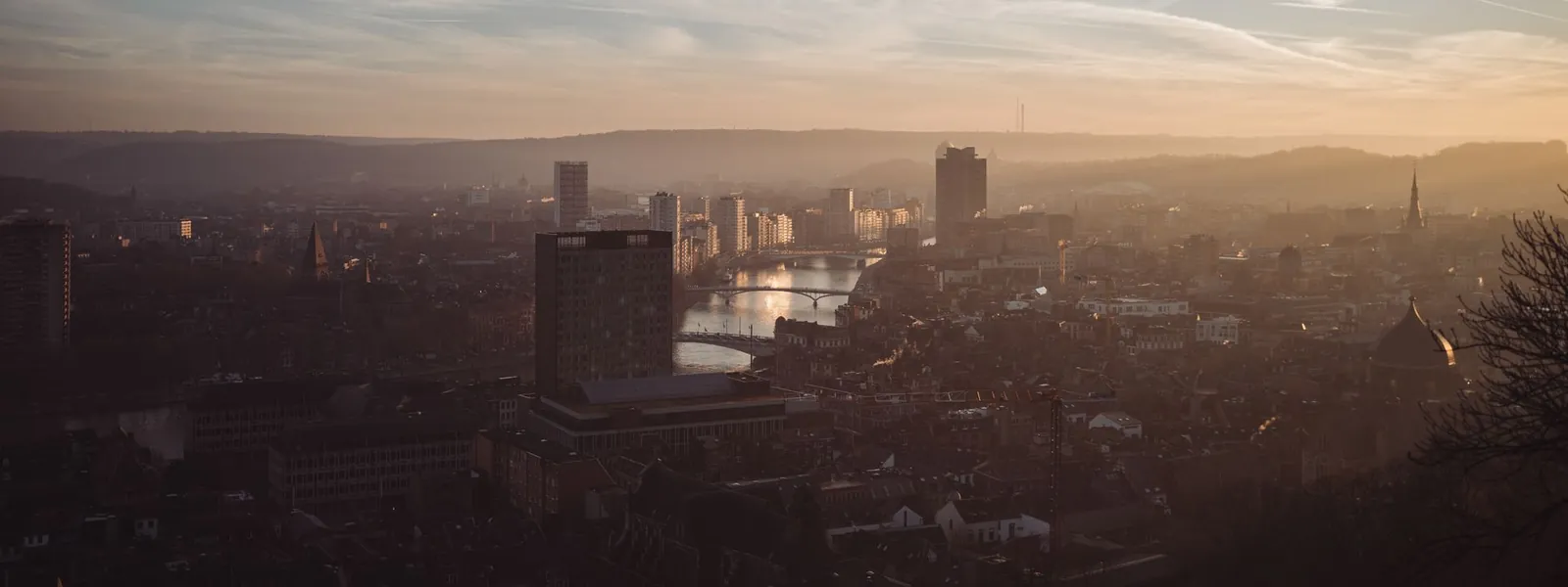 Vue de Liège au coucher du soleil avec la Meuse en premier plan
