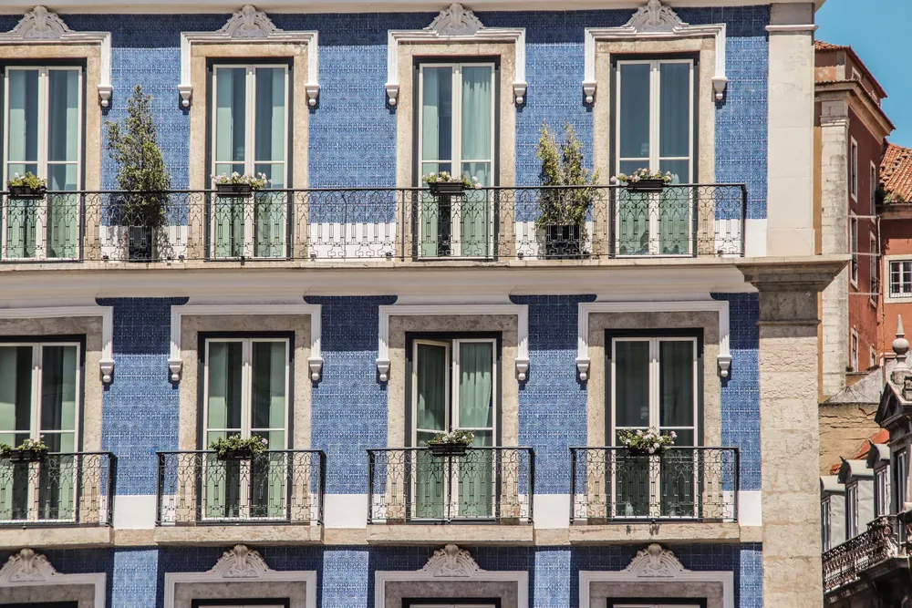 Façade lisboète ornée d'azulejos bleus traditionnels et de balcons typiques