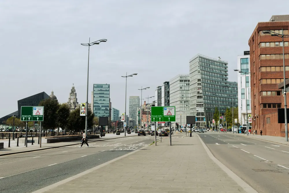 Centre-ville animé de Liverpool bordé d'immeubles modernes
