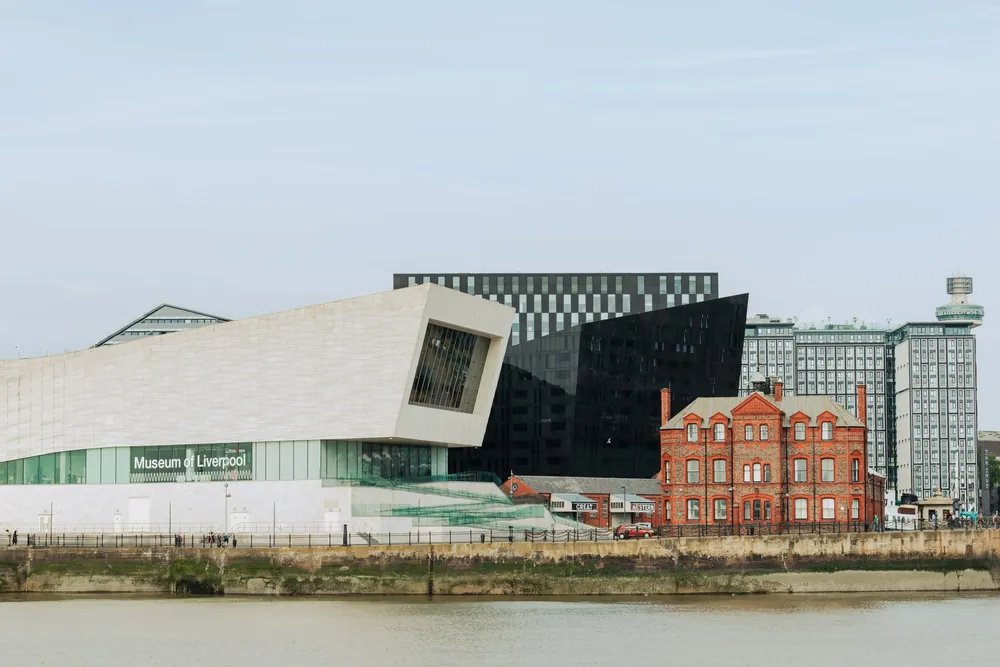 Musée de Liverpool et architecture moderne vus depuis le front de mer