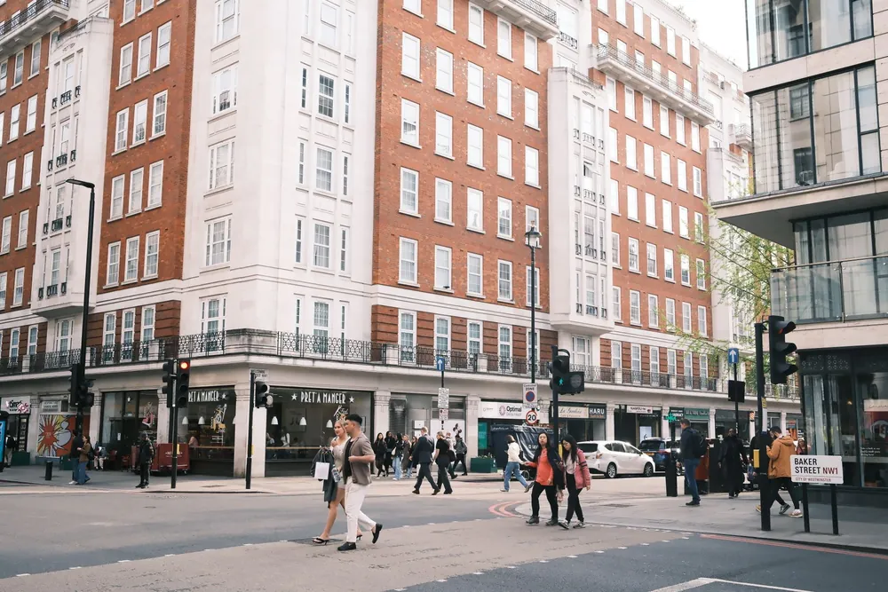 Scène de rue animée à Baker Street au cœur de Londres