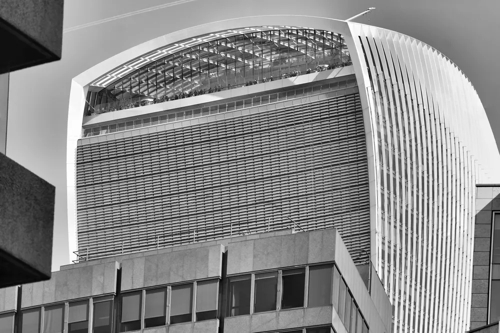 Immeuble Walkie Talkie se détachant dans le paysage urbain londonien