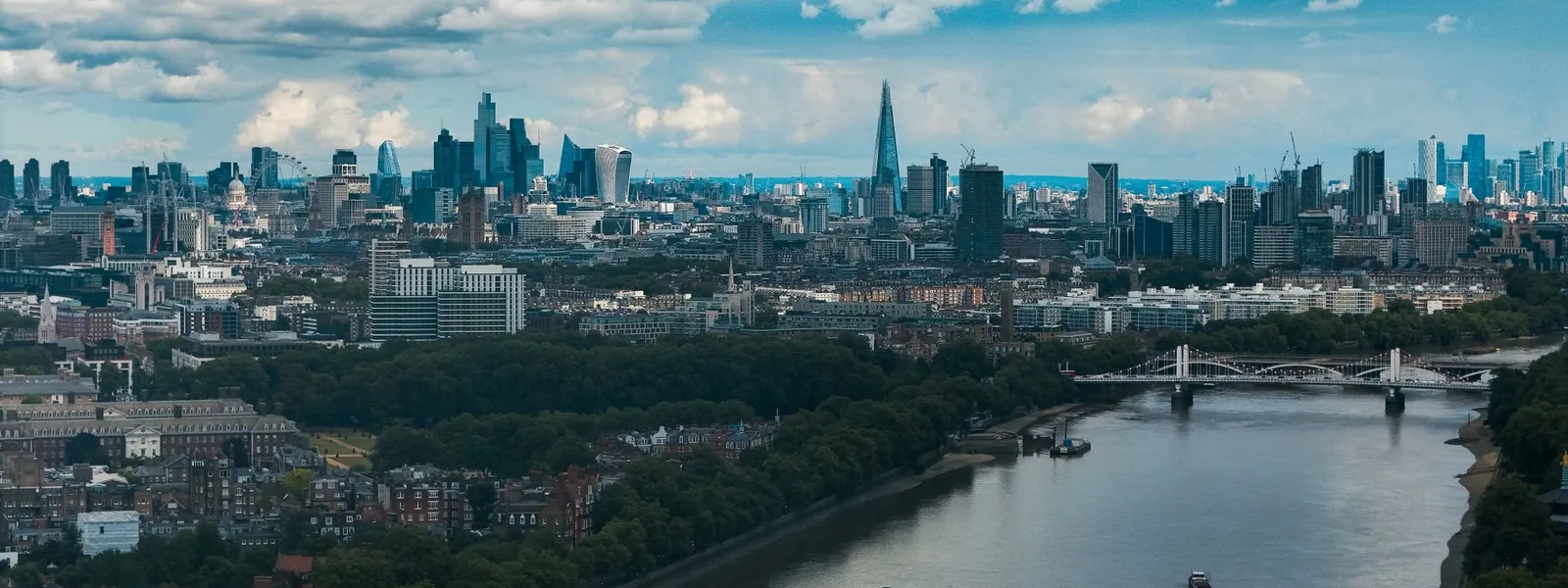 Skyline moderne de Londres et Tamise sous un ciel dramatique