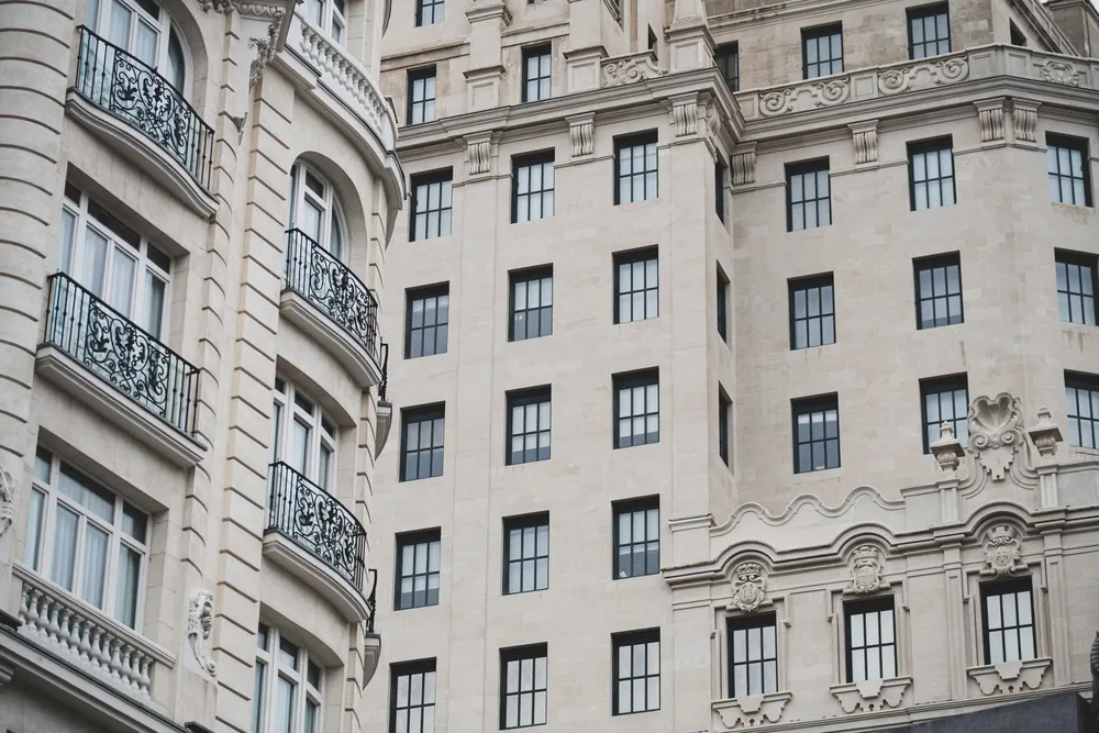 Façade typique madrilène ornée de ferronneries et de pierres travaillées