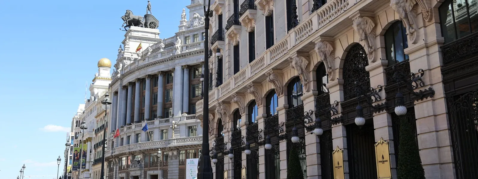 Façades élégantes du centre de Madrid sous un ciel bleu