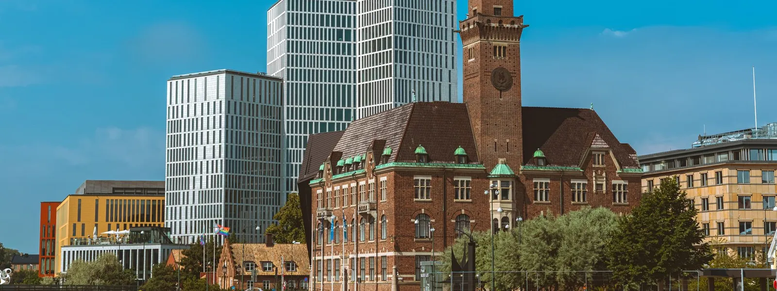 Malmö mêlant gratte-ciels modernes et bâtiments historiques dans son skyline