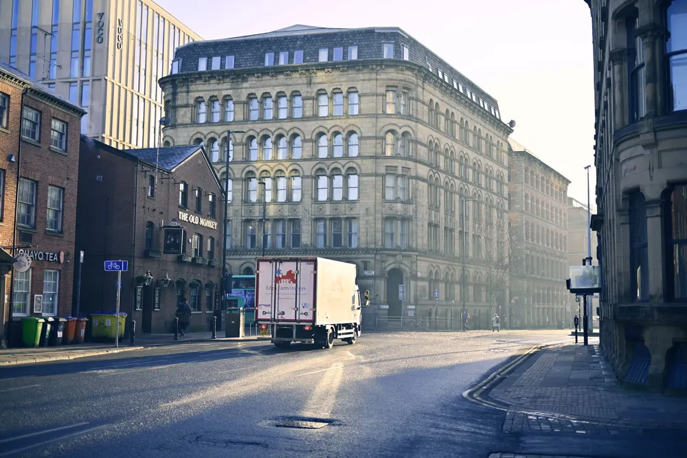 Rue calme de Manchester bordée d'architecture historique tôt le matin