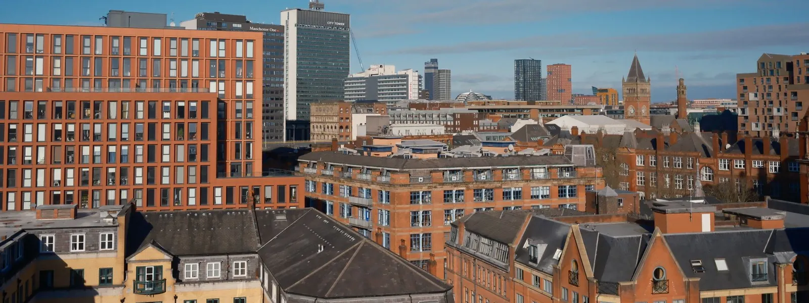 Paysage urbain de Manchester alliant bâtiments modernes et historiques