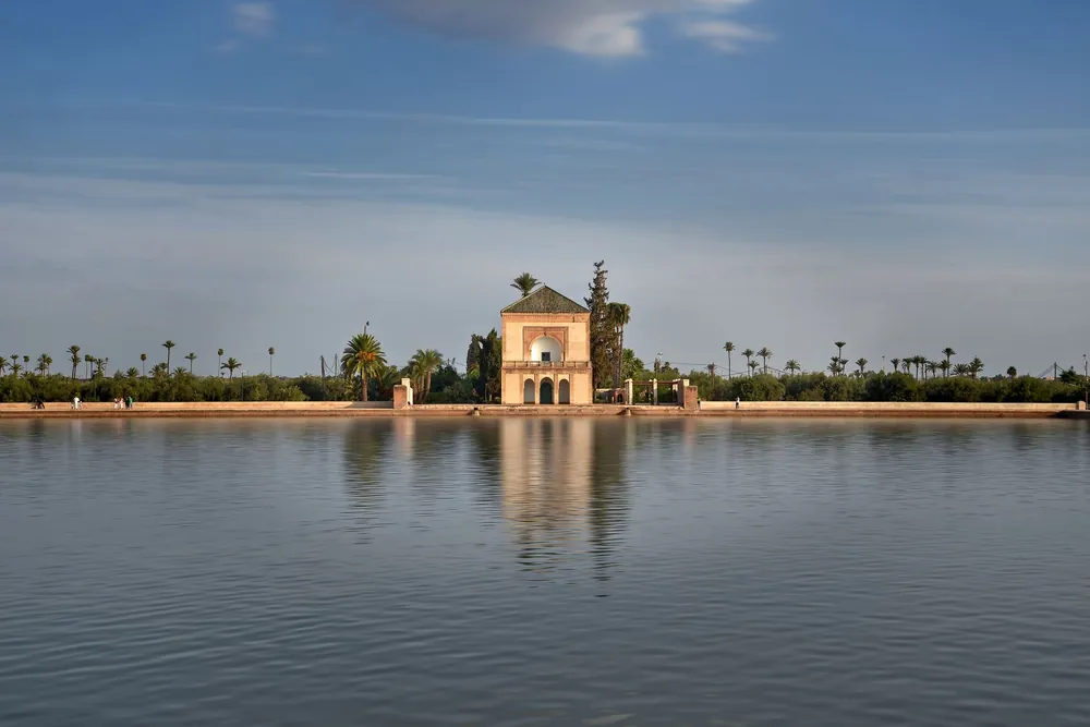 Pavillon des jardins de la Ménara se reflétant dans l'eau à Marrakech
