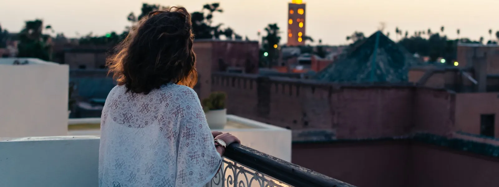 Coucher de soleil sur le panorama de Marrakech vu depuis un balcon