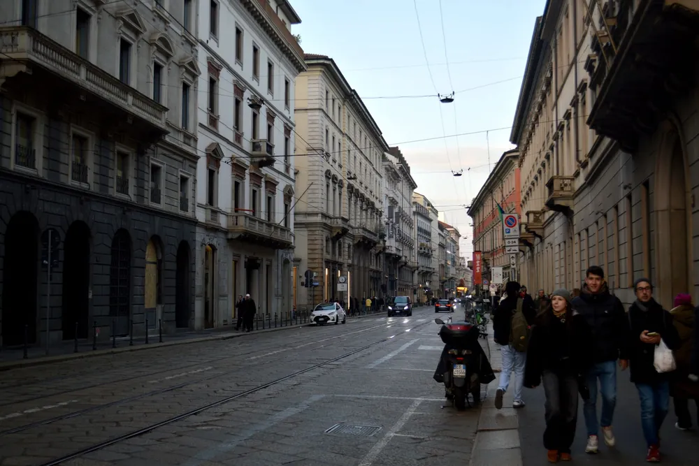 Rue de Milan bordée de bâtiments historiques en hiver