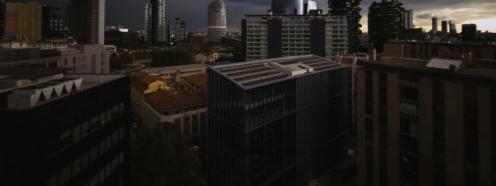 Skyline moderne de Milan sous un ciel d'orage au crépuscule