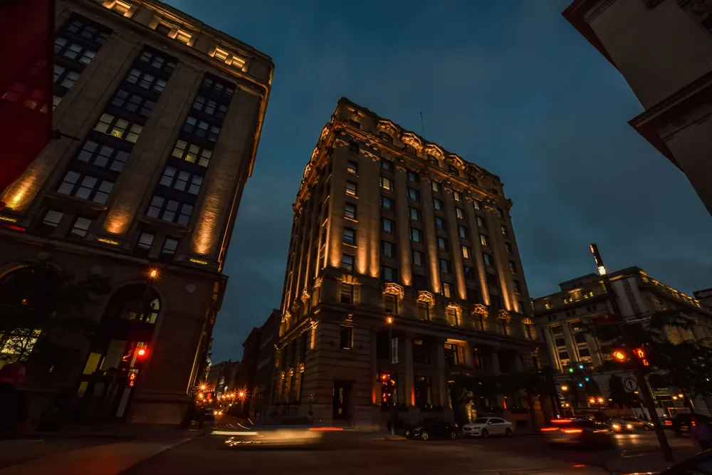 Rues animées de Montréal la nuit avec bâtiments illuminés et passants